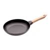 Poêle à frire Staub fonte noire avec manche en bois clair, Ø24 cm